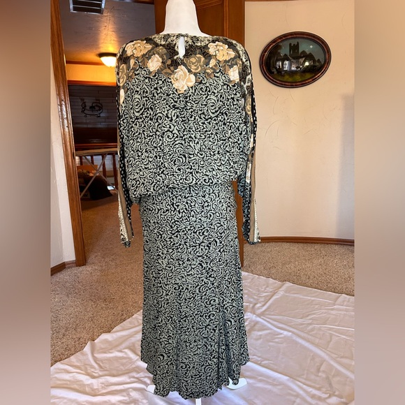 Vintage 90s Carole Little Black and Cream swing dress, cinched hip Size 12 - Picture 14 of 15